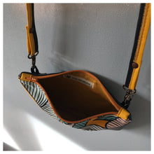 Charger l'image dans la galerie, Pochette Melito à motif exotique jaune moutarde et bleu marine