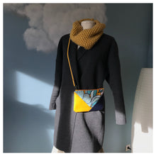 Charger l'image dans la galerie, Pochette Melito à motif exotique jaune moutarde et bleu marine