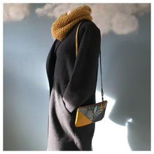 Charger l'image dans la galerie, Pochette Melito à motif exotique jaune moutarde et bleu marine