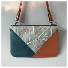 Charger l'image dans la galerie, Pochette Melito bronze et bleu canard à palmes