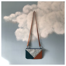 Charger l'image dans la galerie, Pochette Melito bronze et bleu canard à palmes