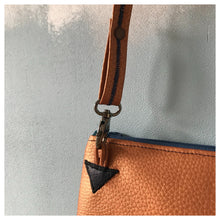 Charger l'image dans la galerie, Pochette Melito bronze et bleu canard à palmes