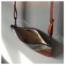 Charger l'image dans la galerie, Pochette Melito bronze et bleu canard à palmes