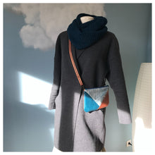 Charger l'image dans la galerie, Pochette Melito bronze et bleu canard à palmes