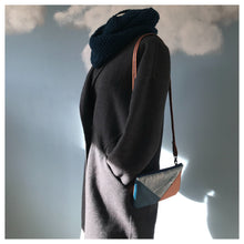 Charger l'image dans la galerie, Pochette Melito bronze et bleu canard à palmes