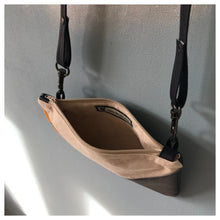 Charger l'image dans la galerie, Pochette Melito à fleurs écrue, moutarde et bleu marine