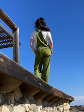 Charger l'image dans la galerie, Commande spéciale réalisée en modèle unique - salopette femme en gabardine de coton verte