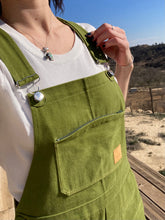 Charger l'image dans la galerie, Commande spéciale réalisée en modèle unique - salopette femme en gabardine de coton verte