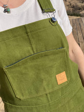 Charger l'image dans la galerie, Commande spéciale réalisée en modèle unique - salopette femme en gabardine de coton verte