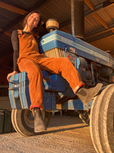 Charger l'image dans la galerie, Commande spéciale réalisée en modèle unique - salopette femme en velours cognac doublée en laine