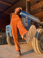 Charger l'image dans la galerie, Commande spéciale réalisée en modèle unique - salopette femme en velours cognac doublée en laine