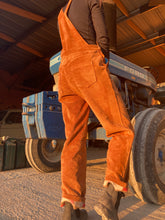 Charger l'image dans la galerie, Commande spéciale réalisée en modèle unique - salopette femme en velours cognac doublée en laine