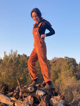 Charger l'image dans la galerie, Commande spéciale réalisée en modèle unique - salopette femme en velours cognac doublée en laine