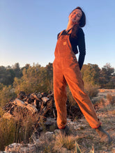 Charger l'image dans la galerie, Commande spéciale réalisée en modèle unique - salopette femme en velours cognac doublée en laine