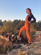 Charger l'image dans la galerie, Commande spéciale réalisée en modèle unique - salopette femme en velours cognac doublée en laine