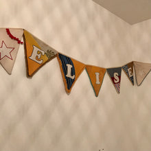 Charger l'image dans la galerie, Commande spéciale en modèle unique - guirlande à fanions personnalisée - chutes de tissu 100% récup