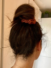 Charger l'image dans la galerie, EN STOCK Chouchou adulte en mélange lin/coton/viscose à rayures - couleur terracotta