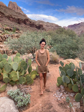 Charger l'image dans la galerie, Commande spéciale en modèle unique - Work dress multifonction en velours milleraies marron - poches frontales et poches cachées