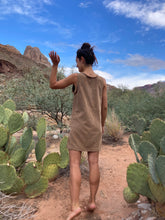 Charger l'image dans la galerie, Commande spéciale en modèle unique - Work dress multifonction en velours milleraies marron - poches frontales et poches cachées