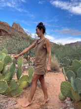 Charger l'image dans la galerie, Commande spéciale en modèle unique - Work dress multifonction en velours milleraies marron - poches frontales et poches cachées