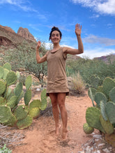 Charger l'image dans la galerie, Commande spéciale en modèle unique - Work dress multifonction en velours milleraies marron - poches frontales et poches cachées