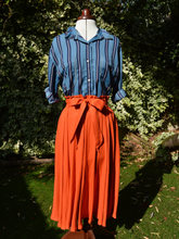Charger l'image dans la galerie, Jupe cercle mi-longue - taille semi-mesure fabriquée sur commande - viscose "orange tangerine" certifiée Ecovero