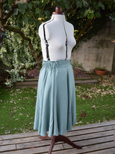 Charger l'image dans la galerie, Jupe cercle mi-longue - taille semi-mesure fabriquée sur commande - viscose "vert sauge" tissée au Portugal