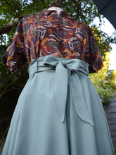 Charger l'image dans la galerie, Jupe cercle mi-longue - taille semi-mesure fabriquée sur commande - viscose "vert sauge" tissée au Portugal