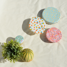 Charger l'image dans la galerie, Couvre-plat lavable en coton bio - TAILLE M - motif pâquerettes