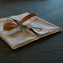 Charger l'image dans la galerie, Sac à tarte réversible à feuilles de flamboyante sur fond vert forêt - sangles camel et intérieur vert sauge