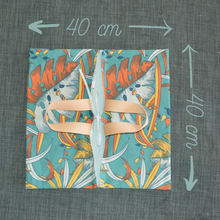 Charger l'image dans la galerie, Sac à tarte réversible à feuilles de flamboyante sur fond vert forêt - sangles camel et intérieur vert sauge