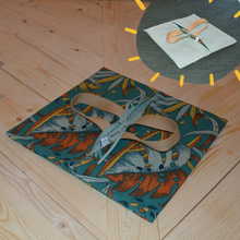 Charger l'image dans la galerie, Sac à tarte réversible à feuilles de flamboyante sur fond vert forêt - sangles camel et intérieur vert sauge