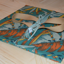 Charger l'image dans la galerie, Sac à tarte réversible à feuilles de flamboyante sur fond vert forêt - sangles camel et intérieur vert sauge