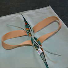 Charger l'image dans la galerie, Sac à tarte réversible à feuilles de flamboyante sur fond vert forêt - sangles camel et intérieur vert sauge