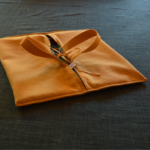 Charger l'image dans la galerie, Sac à tarte réversible à feuilles de flamboyante sur fond vert forêt - sangles et intérieur jaune moutarde