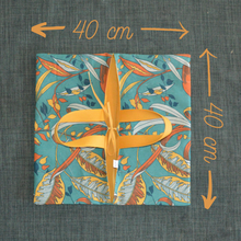 Charger l'image dans la galerie, Sac à tarte réversible à feuilles de flamboyante sur fond vert forêt - sangles et intérieur jaune moutarde