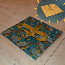 Charger l'image dans la galerie, Sac à tarte réversible à feuilles de flamboyante sur fond vert forêt - sangles et intérieur jaune moutarde