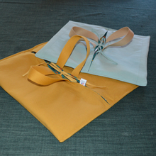 Charger l'image dans la galerie, Sac à tarte réversible à feuilles de flamboyante sur fond vert forêt - sangles et intérieur jaune moutarde