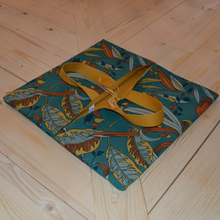 Charger l'image dans la galerie, Sac à tarte réversible à feuilles de flamboyante sur fond vert forêt - sangles et intérieur jaune moutarde