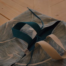 Charger l'image dans la galerie, Sac à tarte à feuilles de palme XXL sur fond blanc - sangles bicolores et intérieur bleu canard