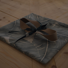 Charger l'image dans la galerie, Sac à tarte à feuilles de palme XXL sur fond blanc - sangles couleur ficelle et intérieur bleu canard