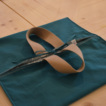 Charger l'image dans la galerie, Sac à tarte à feuilles de palme XXL sur fond blanc - sangles couleur ficelle et intérieur bleu canard