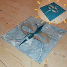 Charger l'image dans la galerie, Sac à tarte à feuilles de palme XXL sur fond blanc - sangles couleur ficelle et intérieur bleu canard