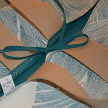 Charger l'image dans la galerie, Sac à tarte à feuilles de palme XXL sur fond blanc - sangles couleur ficelle et intérieur bleu canard