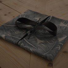 Charger l'image dans la galerie, Sac à tarte à feuilles de palme XXL sur fond blanc - sangles grises et intérieur bleu moucheté