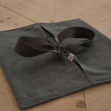 Charger l'image dans la galerie, Sac à tarte à feuilles de palme XXL sur fond blanc - sangles grises et intérieur bleu moucheté