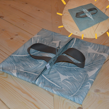 Charger l'image dans la galerie, Sac à tarte à feuilles de palme XXL sur fond blanc - sangles grises et intérieur bleu moucheté