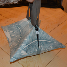 Charger l'image dans la galerie, Sac à tarte à feuilles de palme XXL sur fond blanc - sangles grises et intérieur bleu moucheté