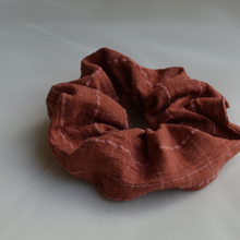 Charger l'image dans la galerie, EN STOCK Chouchou adulte en mélange lin/coton/viscose à rayures - couleur terracotta