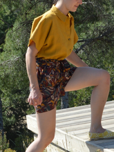 Charger l'image dans la galerie, Short paperbag 100% fait main - twill de viscose éco-responsable certifié Ecovero™ - iris sur fond bleu marine